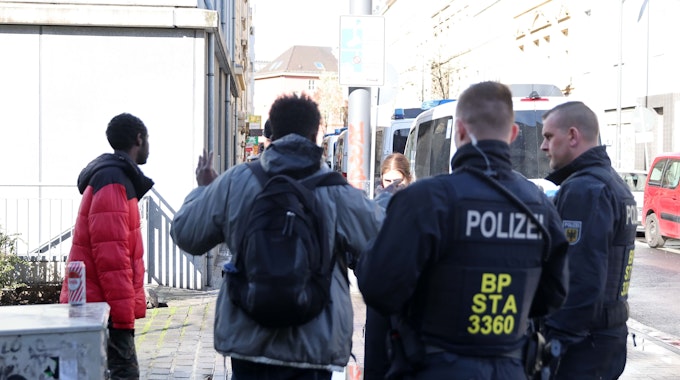 Köln, RSK, Beamten der Bundespolizei kontrollieren Passanten im Bereich des Bahnhofs Trimbornstraße