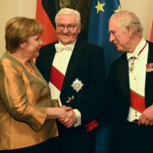 Angela Merkel (CDU), ehemalige Bundeskanzlerin, schüttelt die Hand von König Charles III. neben Bundespräsident Frank-Walter Steinmeier vor einem Staatsbankett im Schloss Bellevue, dem Amtssitz des deutschen Präsidenten.&nbsp;