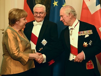 Angela Merkel (CDU), ehemalige Bundeskanzlerin, schüttelt die Hand von König Charles III. neben Bundespräsident Frank-Walter Steinmeier vor einem Staatsbankett im Schloss Bellevue, dem Amtssitz des deutschen Präsidenten.
