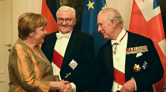 Angela Merkel (CDU), ehemalige Bundeskanzlerin, schüttelt die Hand von König Charles III. neben Bundespräsident Frank-Walter Steinmeier vor einem Staatsbankett im Schloss Bellevue, dem Amtssitz des deutschen Präsidenten.&nbsp;