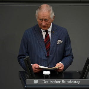 König Charles III. spricht im Deutschen Bundestag zu den Abgeordneten und steht am Rednerpult.
