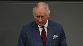 König Charles III. spricht im Deutschen Bundestag zu den Abgeordneten und steht am Rednerpult.