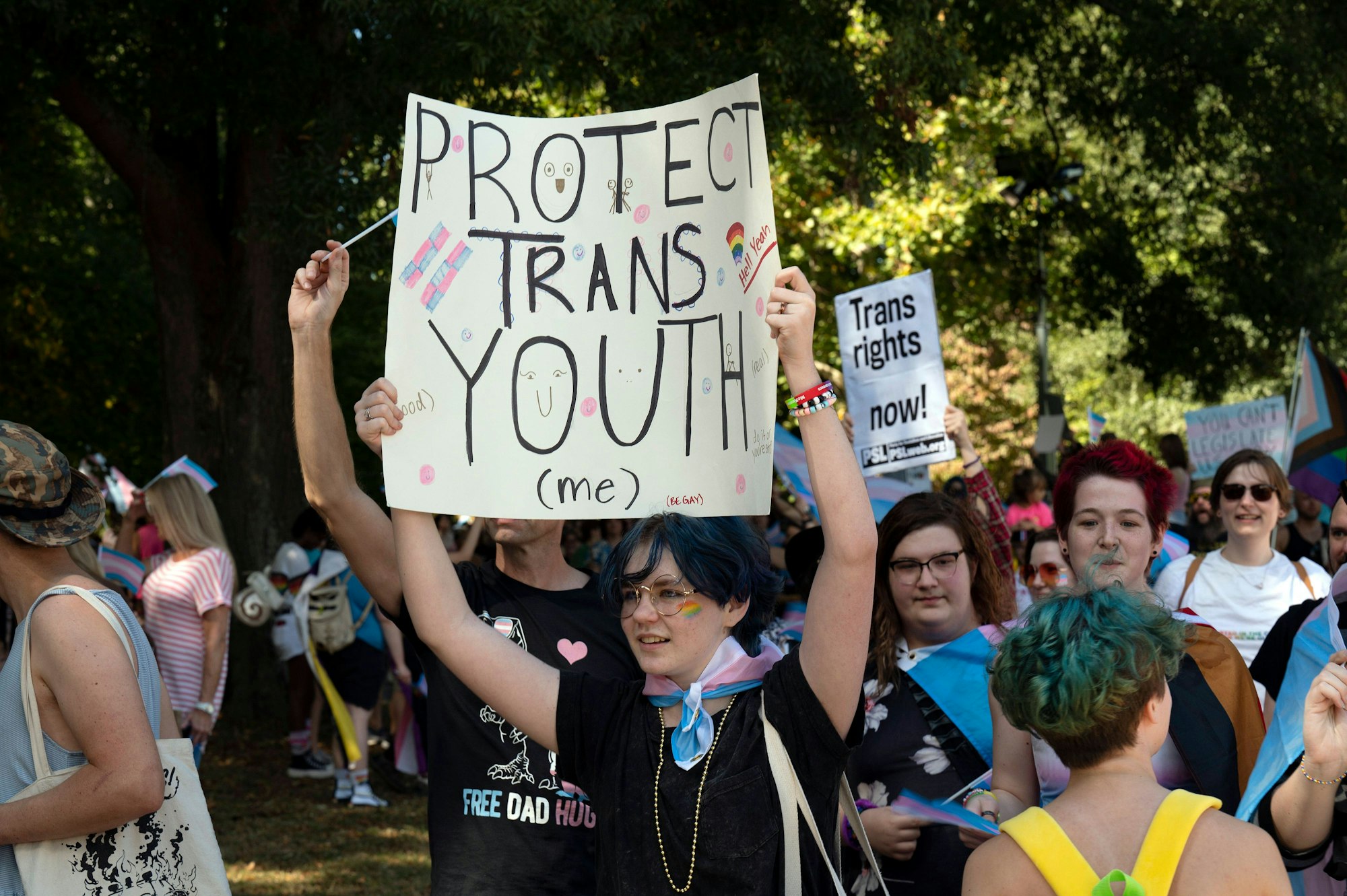 Hunderte von Transgender-, nicht-binären und geschlechtsspezifischen Personen und ihre Unterstützer ziehen im Rahmen des Pride Weekends in einer Parade für Transgender-Rechte durch Atlanta. Symbolfoto aufgenommen am 08. Oktober 2022.