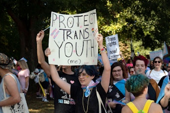 Hunderte von Transgender-, nicht-binären und geschlechtsspezifischen Personen und ihre Unterstützer ziehen im Rahmen des Pride Weekends in einer Parade für Transgender-Rechte durch Atlanta. Symbolfoto aufgenommen am 08. Oktober 2022.