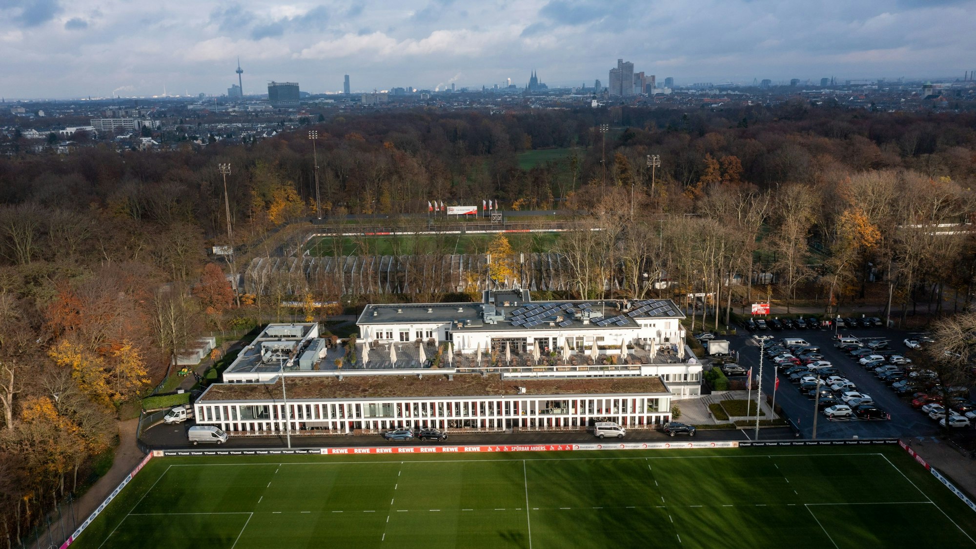 Das Bild zeigt den Blick von oben auf das Geißbockheim des 1.FC Köln.
