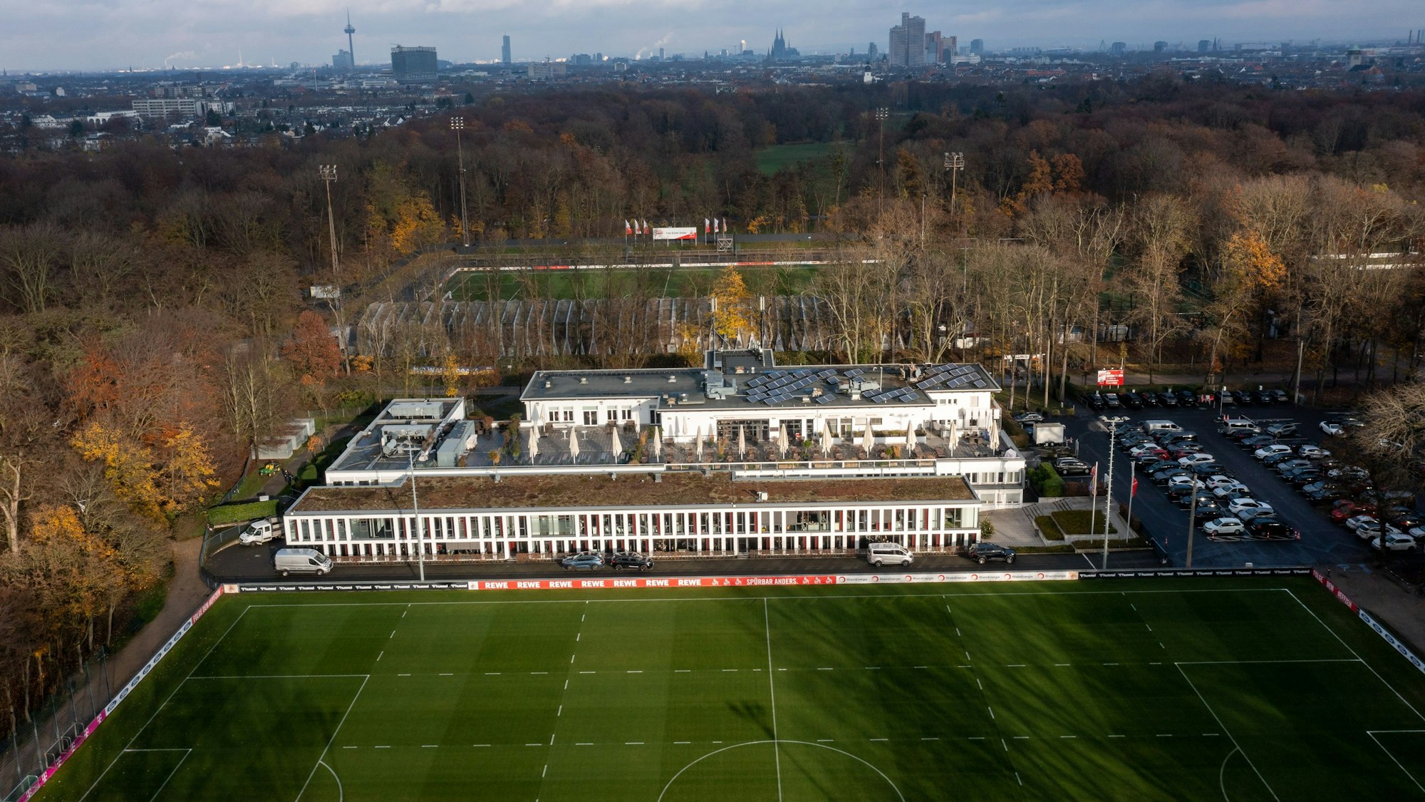 Blick von oben auf das Geißbockheim des 1. FC Köln
