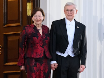 Horst Köhler, Bundespräsident a.D., und seine Frau Eva-Luise Köhler kommen zum Staatsbankett zu Ehren von König Charles III. und Königin Camilla im Schloss Bellevue.