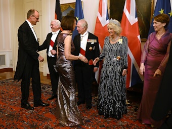 Friedrich Merz, Bundesvorsitzender der CDU, schüttelt die Hand von Bundespräsident Frank-Walter Steinmeier, seine Frau Charlotte Merz die Hand von König Charles III.