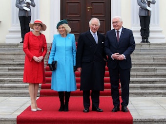 König Charles III. und Königsgemahlin Camilla kommen am Schloss Bellevue an und werden von Bundespräsident Frank-Walter Steinmeie und seine Frau Elke Büdenbender begrüßt.