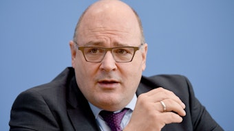 Steffen Kampeter, Hauptgeschäftsführer der Bundesvereinigung der Deutschen Arbeitgeberverbände (BDA), schaut in die Kamera. Er trägt eine Brille.