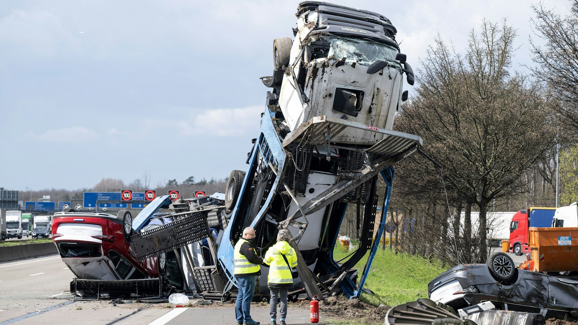 Nach einem Unfall steht ein Auto-Transporter schwer beschädigt auf der Autobahn 3 bei Weiskirchen in Hessen.