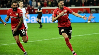 Kerem Demirbay (l.) jubelt mit Exequiel Palacios über dessen 2:1-Treffer gegen Bayern München.
