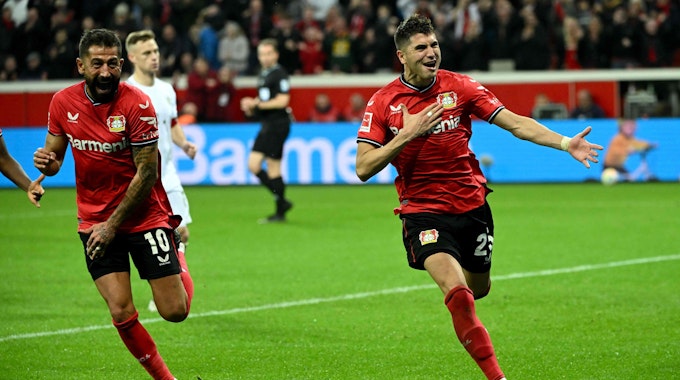 Kerem Demirbay (l.) jubelt mit Exequiel Palacios über dessen 2:1-Treffer gegen Bayern München.