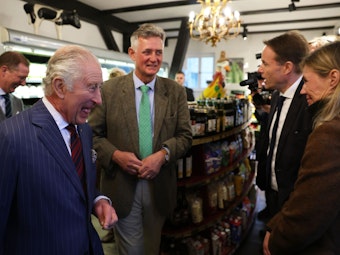 König Charles III. von Großbritannien besucht neben Ludolf von Maltzan, Chef des Ökodorfes Brodowin, am zweiten Tag seiner Deutschlandreise das Ökodorf Brodowin und den Hofladen.