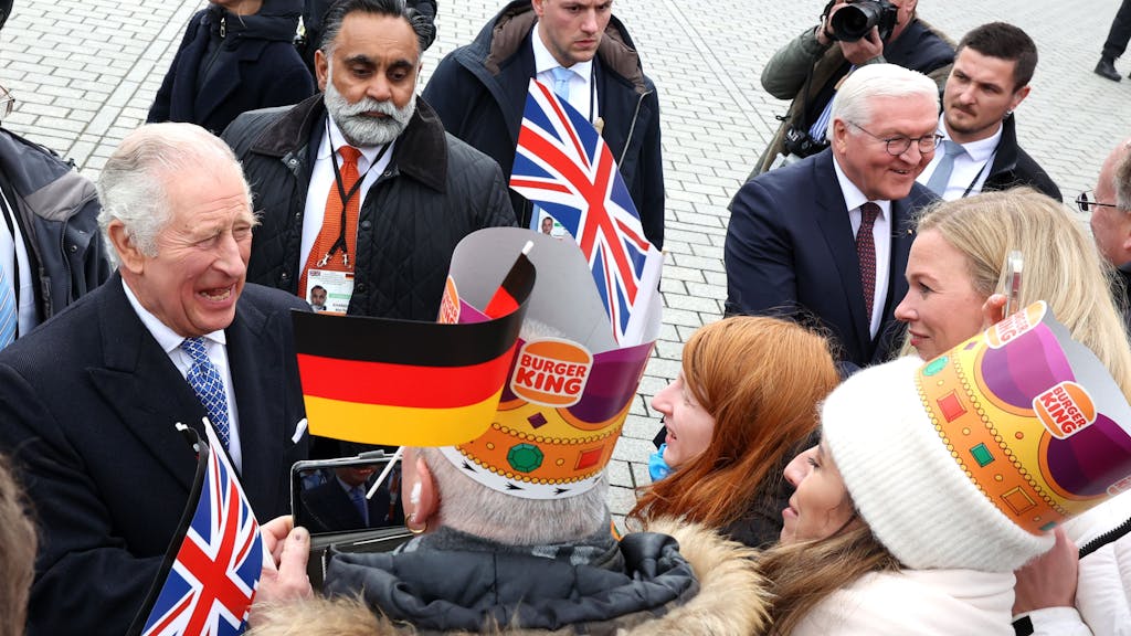 König Charles III. steht in Berlin inmitten wartender Fans.&nbsp;