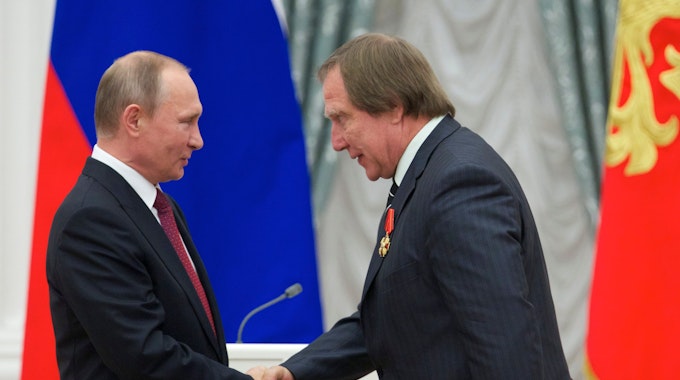 Wladimir Putin (l.) und Sergej Roldugin im Jahr 2016