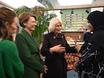 Königsgemahlin Camilla und Elke Büdenbender, Ehefrau des Bundespräsidenten, unterhalten sich im Refugio Berlin mit Shukri Yasiin Mahmoud und Diana Strassheim.