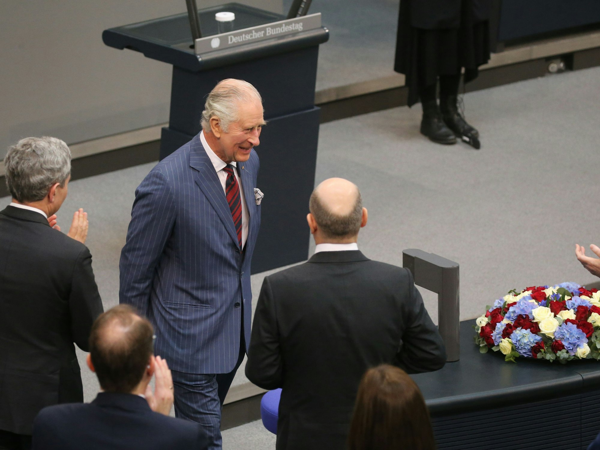 König Charles III. von Großbritannien lächelt am zweiten Tag seiner Deutschlandreise nach seiner Rede im Bundestag.