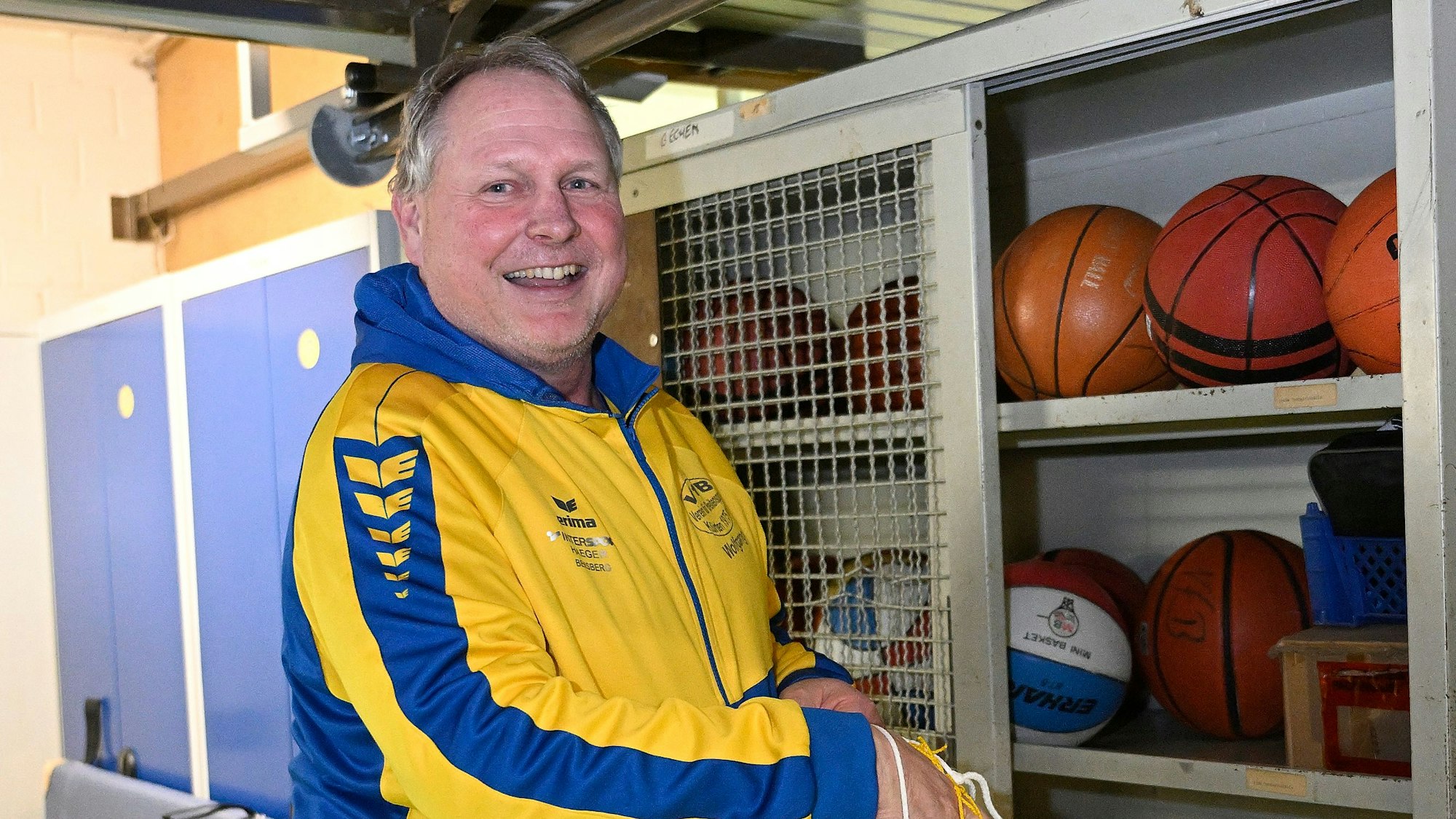 Wolfgang Ernst vom VfB Kürten sammelt die Basketbälle ein.
