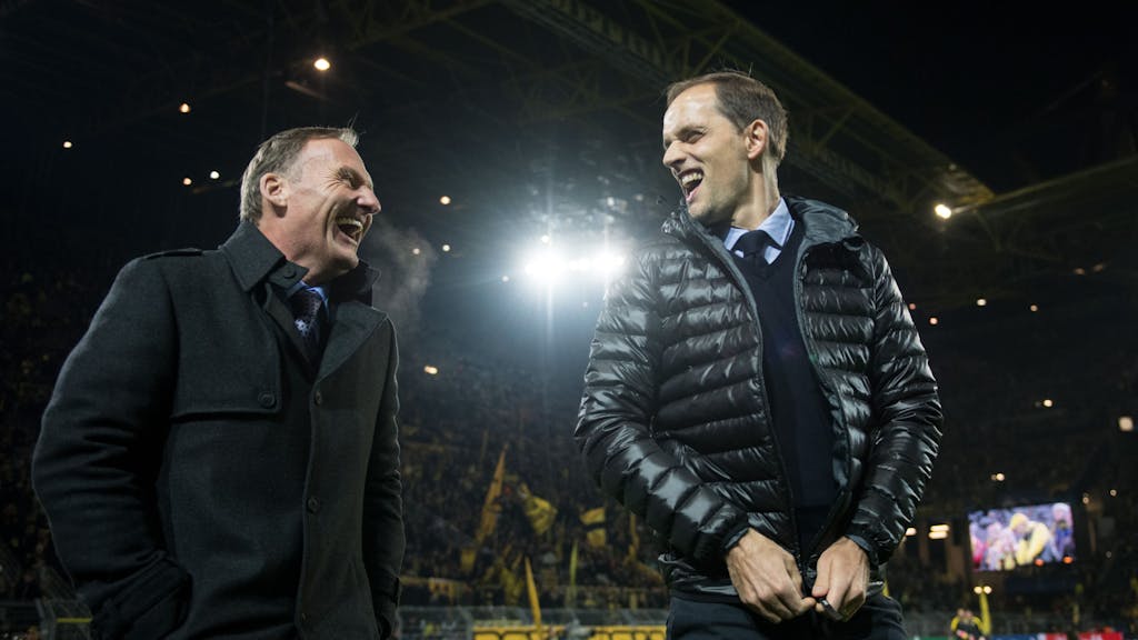 Dortmunds Geschäftsführer Hans-Joachim Watzke (l) und der damalige Dortmunder Trainer Thomas Tuchel gehen lachend durch das Stadion.&nbsp;