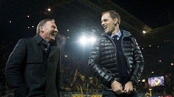 Dortmunds Geschäftsführer Hans-Joachim Watzke (l) und der damalige Dortmunder Trainer Thomas Tuchel gehen lachend durch das Stadion.