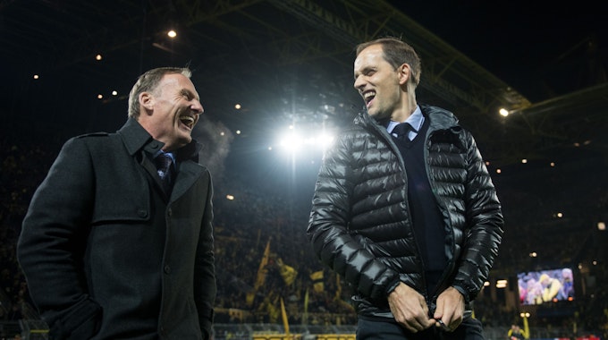 Dortmunds Geschäftsführer Hans-Joachim Watzke (l) und der damalige Dortmunder Trainer Thomas Tuchel gehen lachend durch das Stadion.&nbsp;