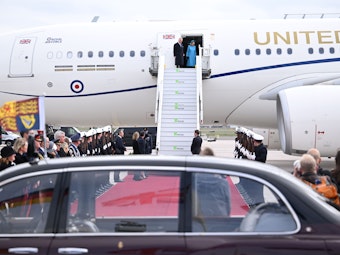 König Charles III. von Großbritannien und Königsgemahlin Camilla (verdeckt) kommen am Flughafen Berlin an.