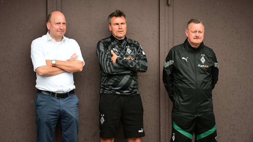 Borussia-Entscheider unter sich! Finanz-Boss Stephan Schippers (l.) steht im Trainingslager von Borussia Mönchengladbach am 4. Juli 2022 neben Gladbach-Manager Roland Virkus (r.) und Scouting-Chef Steffen Korell.