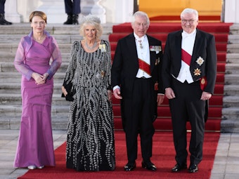 König Charles III. und Königin-Gemahlin Camilla kommen mit Bundespräsident Frank-Walter Steinmeier und seiner Frau Elke Büdenbender zu einem Staatsbankett ins Schloss Bellevue, dem Amtssitz des deutschen Präsidenten.