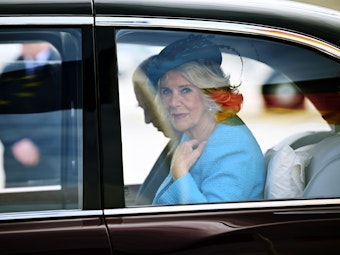 König Charles III. von Großbritannien (hinten) und Königsgemahlin Camilla kommen am Flughafen Berlin an.