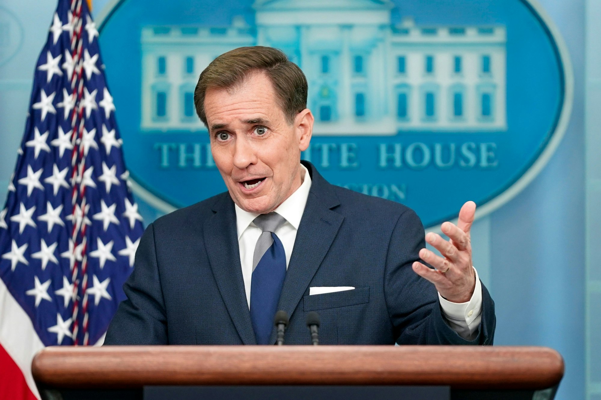John Kirby, Sprecher des Nationalen Sicherheitsrates, beantwortet die Frage eines Journalisten während einer Pressekonferenz im Weißen Haus. Aufgenommen in Washington, USA am 29. März 2023.