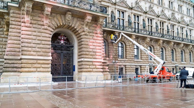 Klimaaktivisten der „Letzten Generation“ haben den Eingang des Hamburger Rathauses am Donnerstag mit oranger Farbe beschmiert. Am Freitag wird König Charles III. in der Hansestadt empfangen.
