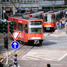 Bahnen der Kölner Verkehrs-Betriebe am Barbarossaplatz in Köln.