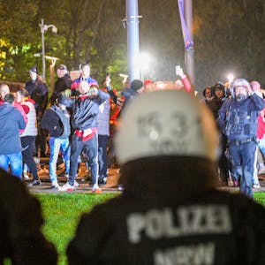Kölner Polizisten beim letzten Kölner Hochrisikospiel im Dunkeln in der Europa Conference League gegen OGC Nizza im November 2022 am Rhein-Energie-Stadion