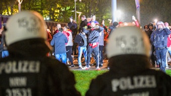 Polizei im Einsatz beim Fußballspiel der Europa Conference League zwischen dem 1. FC Köln und OGC Nizza im November 2022.