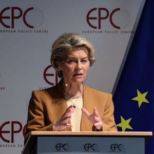 EU-Kommissionspräsidentin Ursula von der Leyen spricht vor einer Europa-Flagge