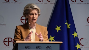 EU-Kommissionspräsidentin Ursula von der Leyen spricht vor einer Europa-Flagge