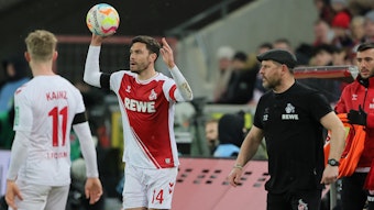 Jonas Hector führt beim Bundesliga-Spiel für den 1. FC Köln gegen den VfL Bochum einen Einwurf aus.