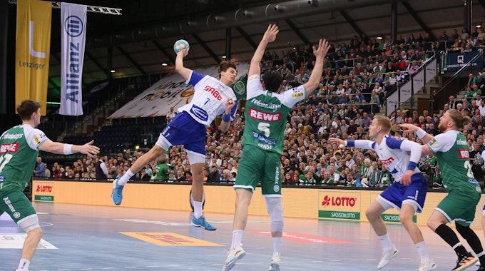 Gummersbachs Spieler Julian Köster beim Torwurf in der Handball-Partie des VfL gegen Leipzig.&nbsp;