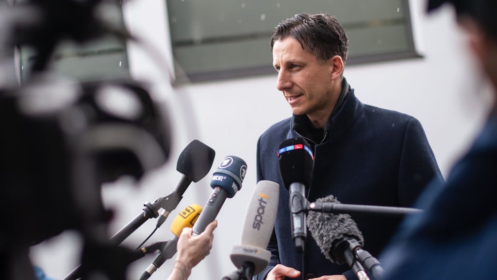 Christian Keller, Geschäftsführer des 1. FC Köln, gibt Journalisten ein Statement.