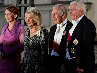 Der britische König Charles III. und die britische Königsgemahlin Camilla werden von Bundespräsident Frank-Walter Steinmeier und seiner Ehefrau Elke Büdenbender begrüßt.