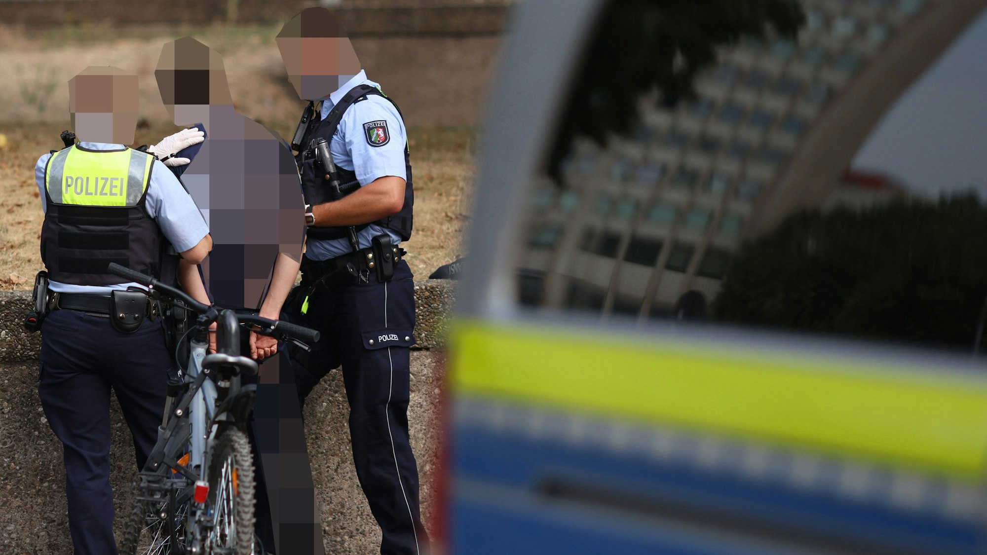 Polizisten nehmen einen Mann fest während einer Razzia gegen Drogendealer am Ebertplatz in Köln fest – unser Bild zeigt eine Szene aus dem vergangenen August.