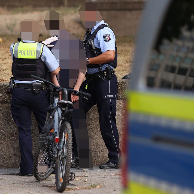 Polizisten nehmen einen Mann fest während einer Razzia der Polizei gegen Drogendealer am Ebertplatz in Köln.