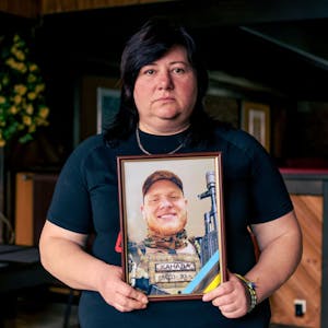 Inna Berezhna zeigt ein Foto ihres&nbsp;Sohnes, der an der Front in der Ukraine starb.