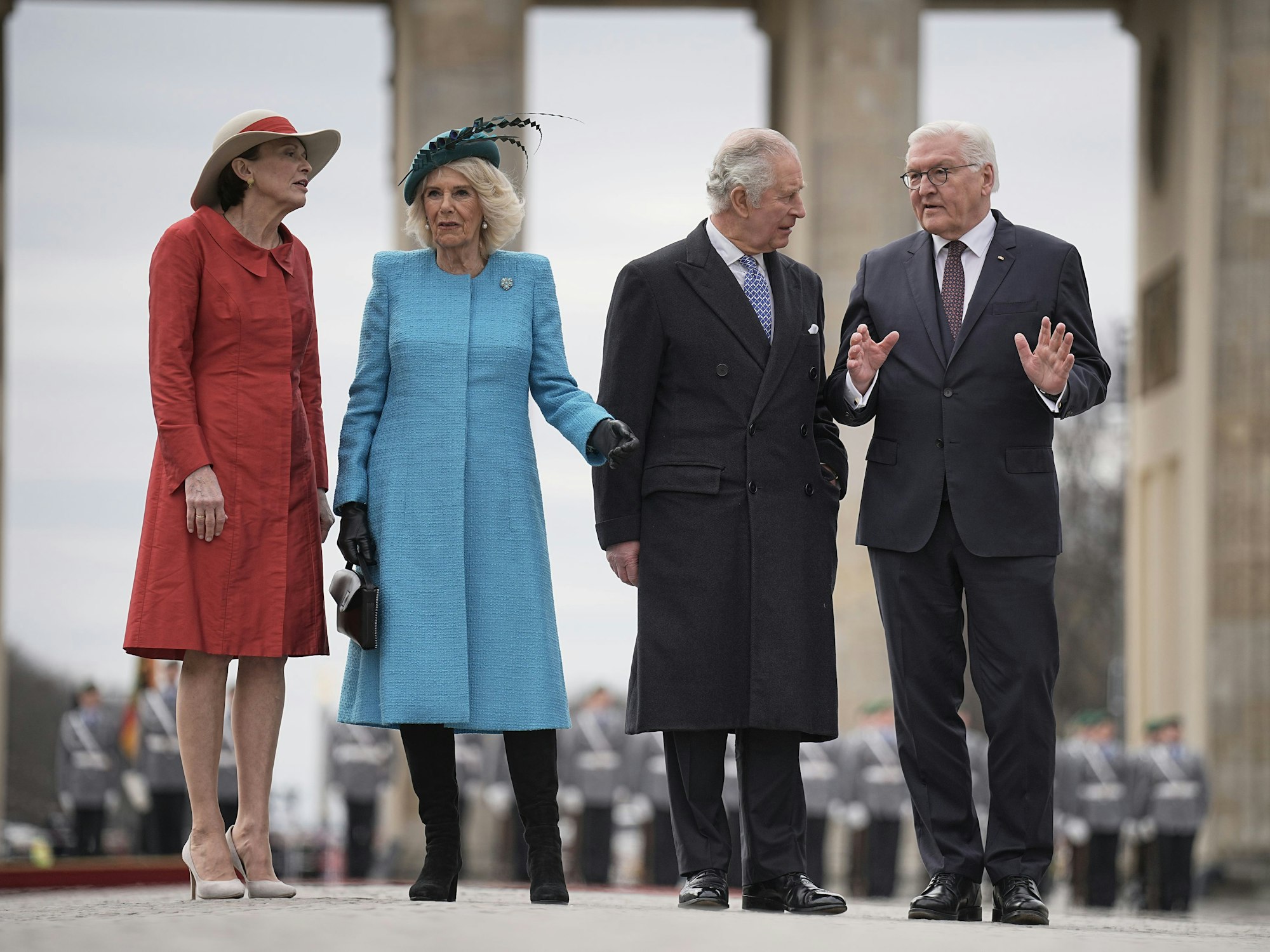 König Charles III. von Großbritannien und Königsgemahlin Camilla werden am Brandenburger Tor von Bundespräsident Frank-Walter Steinmeier und seiner Frau Elke Büdenbender mit militärischen Ehren begrüßt.