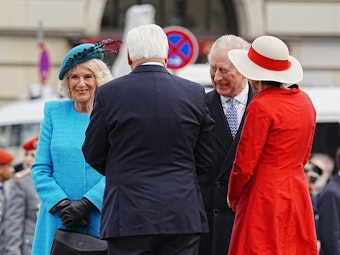 König Charles III. und Königsgemahlin Camilla werden von Bundespräsident Steinmeier und seiner Frau Elke Büdenbender am Pariser Platz beim Brandenburger Tor empfangen.