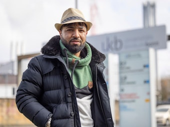 Ahmad Al Sheikh Hussein Kames steht vor dem Universitätsklinikum Bonn (UKB) auf dem Venusberg in Bonn.