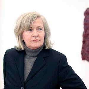 Rosemarie Trockel, Künstlerin, aufgenommen in einer Ausstellung im Schloss Morsbroich.&nbsp;