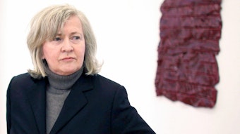 Rosemarie Trockel, Künstlerin, aufgenommen in einer Ausstellung im Schloss Morsbroich.