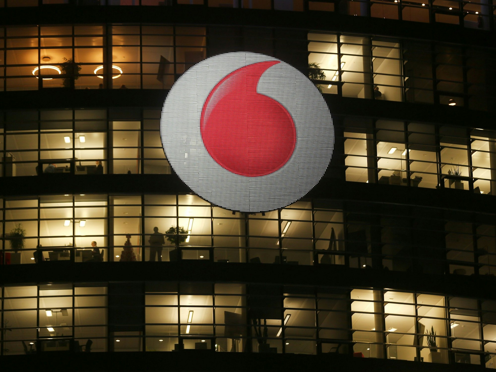 Das Logo an der Unternehmenszentrale von Vodafone GmbH.
